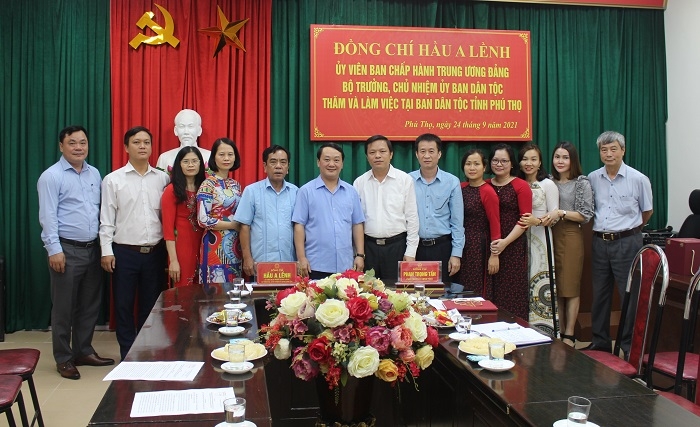 Bộ trưởng, Chủ nhiệm UBDT Hầu A Lềnh chụp ảnh lưu niệm với tập thể Lãnh đạo, cán bộ, công chức của Ban Dân tộc tỉnh Phú Thọ