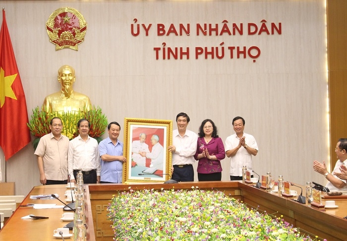Bộ trưởng, Chủ nhiệm Hầu A Lềnh tặng quà lưu niệm của UBDT cho các đồng chí Lãnh đạo tỉnh Phú Thọ
