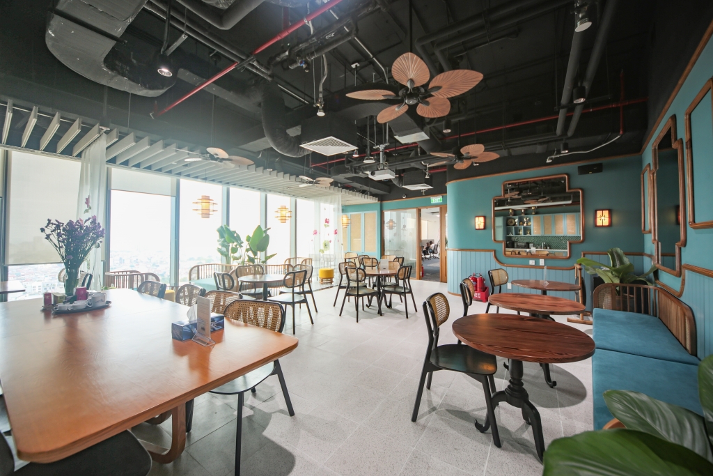 Khu Cafeteria được thiết kế theo phong cách Indochine là nơi nhân viên có không gian thư giãn, gặp gỡ ngay tại văn phòng_H9