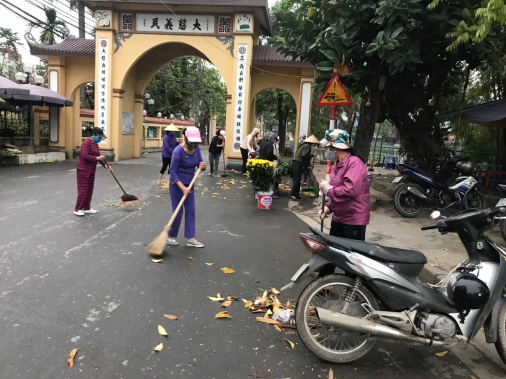 Hội viên Hội phụ nữ phường Đại Kim (Hoàng Mai, Hà Nội) ra quân vệ sinh môi trường