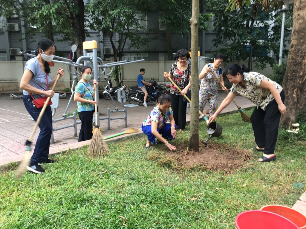 Hội viên Hội phụ nữ phường Trung Tự (Đống Đa, hà Nội) vệ sinh môi trường, chăm sóc cây xanh