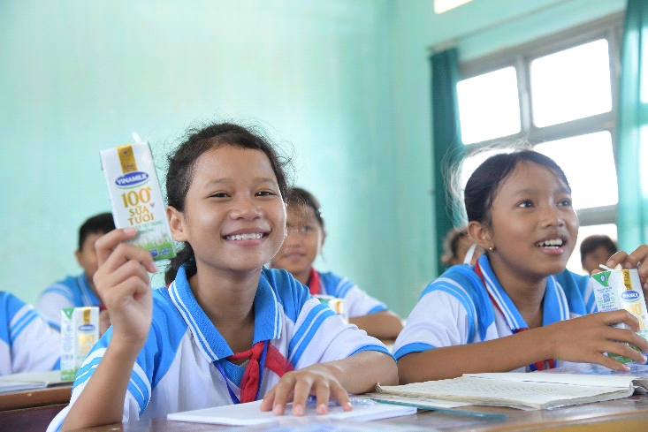 Trẻ em có hoàn cảnh khó khăn tại nhiều địa phương trên cả nước đón nhận niềm vui uống sữa từ Vinamilk thông qua Quỹ sữa Vươn cao Việt Nam