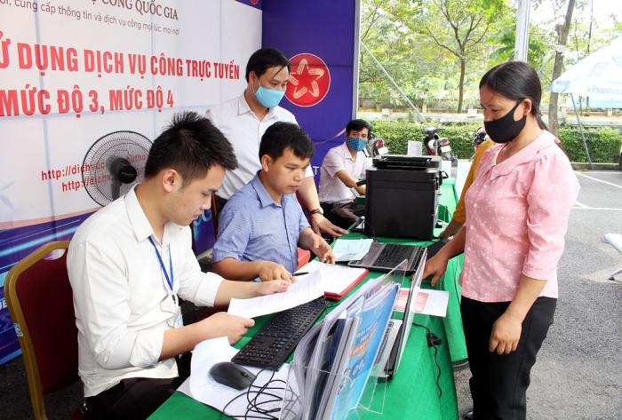 Cán bộ Sở TT&TT tỉnh Phú Thọ hướng dẫn người dân thực hiện dịch vụ công trực tuyến mức độ 3, 4