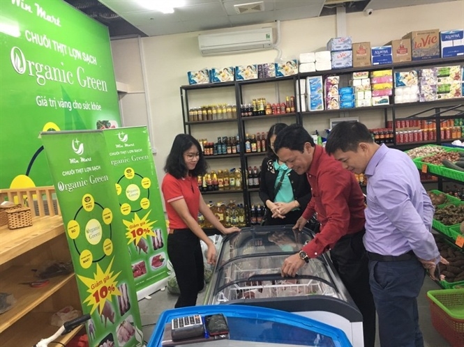 Khách hàng tham quan, mua hàng tại chuỗi Organic Green 