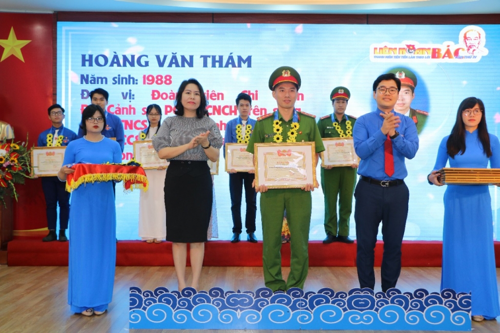 Đại úy Hoàng Văn Thám được tặng Bằng khen của Thành đoàn Hải Phòng