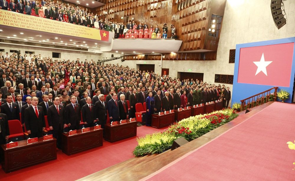 Các đại biểu làm lễ chào cờ tại phiên khai mạc Đại hội đại biểu lần thứ XVII Đảng bộ thành phố Hà Nội. 