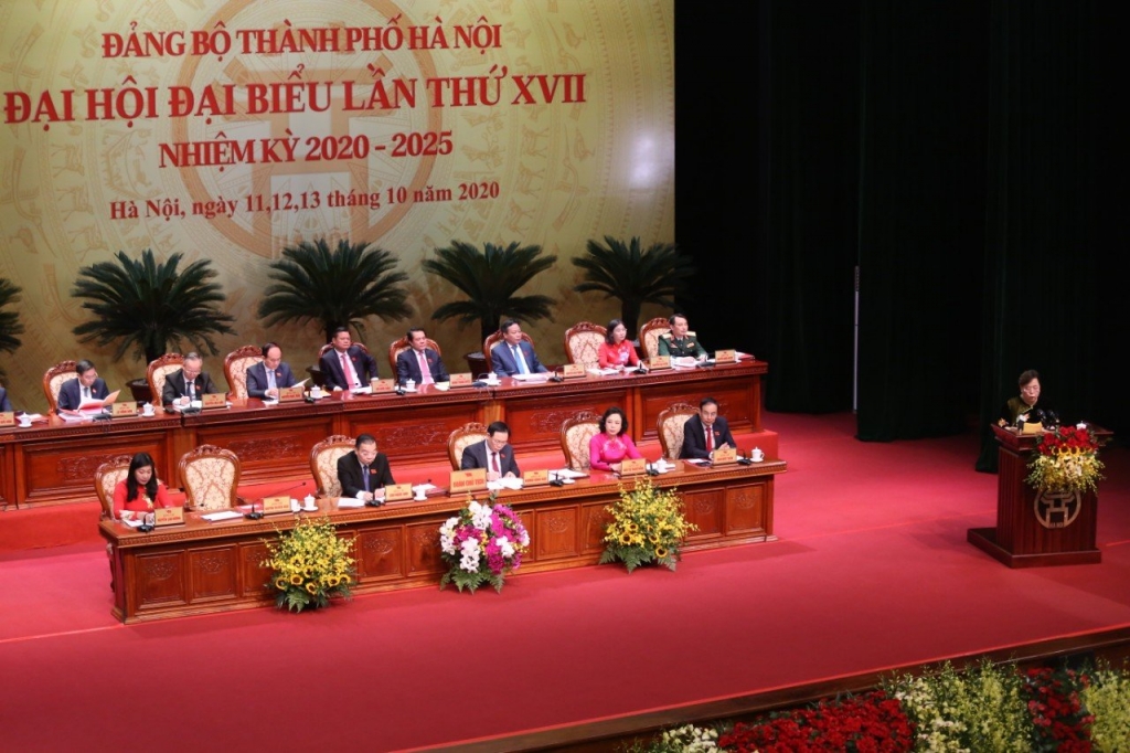 Phó Bí thư Thành ủy, Chủ tịch HĐND thành phố Nguyễn Thị Bích Ngọc trình bày báo cáo kiểm điểm tại Đại hội.