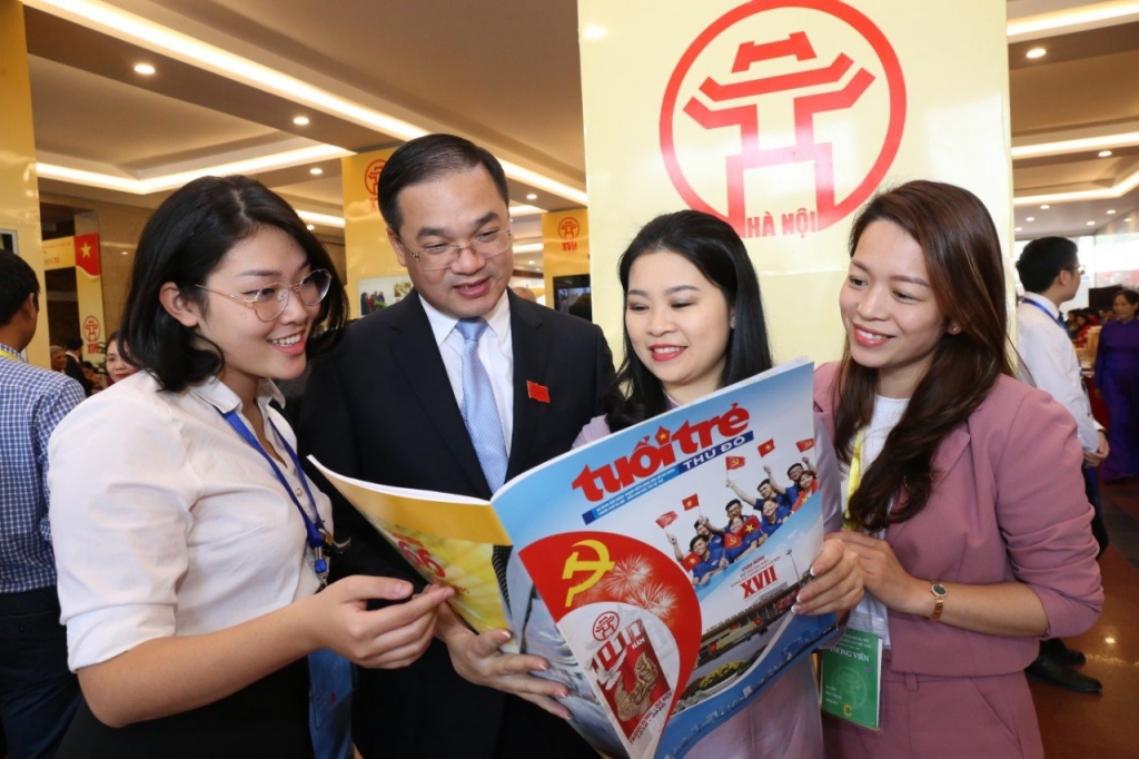 Các đại biểu dự Đại hội đọc báo Tuổi trẻ Thủ đô