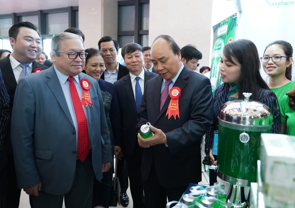 Thủ tướng Chính phủ Nguyễn Xuân Phúc thăm khu vực trưng bày sản phẩm