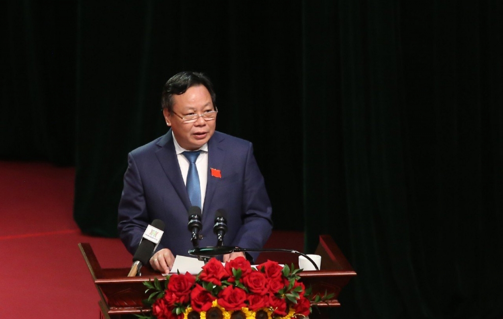 Đồng chí Nguyễn Văn Phong, Ủy viên Ban Thường vụ, Trưởng Ban Tuyên giáo Thành ủy phát biểu tham luận