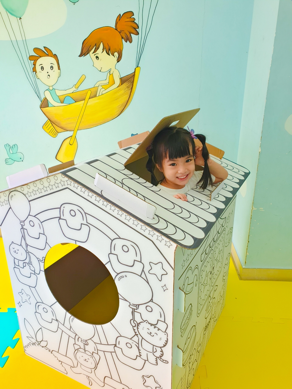 Sản xuất từ vật liệu giấy tái chế, Doozypack Paper Playhouse là một sân chơi trong nhà an toàn phù hợp cho trẻ nhỏ