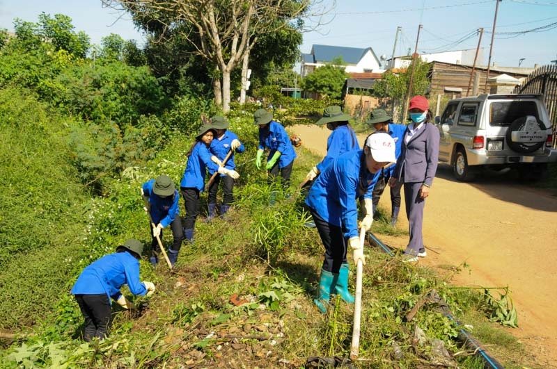 Nhóm đã giúp đỡ cộng đồng K’Ho tại thôn Đăng Srôn, Xã Ninh Gia, dọn sạch một con mương nhỏ để tránh nước tù đọng