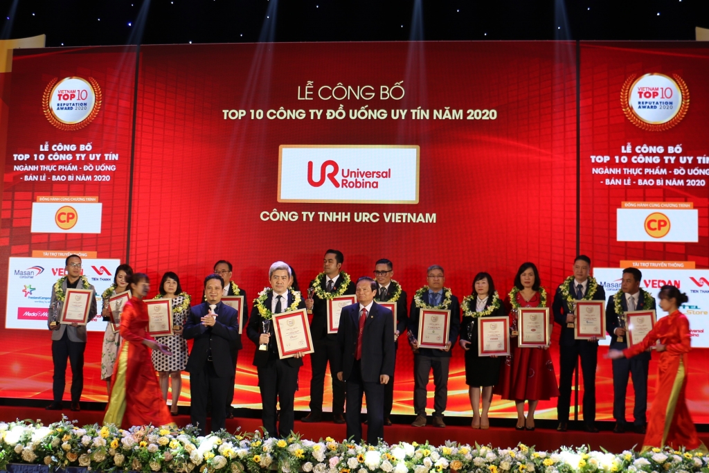 Ông Laurent Levan, Chủ tịch & Tổng Giám đốc URC Việt Nam nhận cúp và danh hiệu Top 10 Công ty đồ uống uy tín 2020