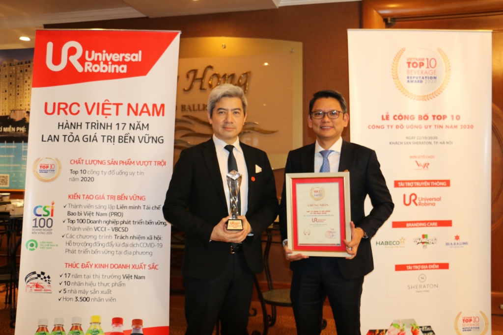 Ông Laurent Levan, Chủ Tịch và Tổng Giám đốc và Ông Alvin Geronimo, Giám đốc Tài chính URC Việt Nam chụp hình lưu niệm cùng cúp và danh hiệu