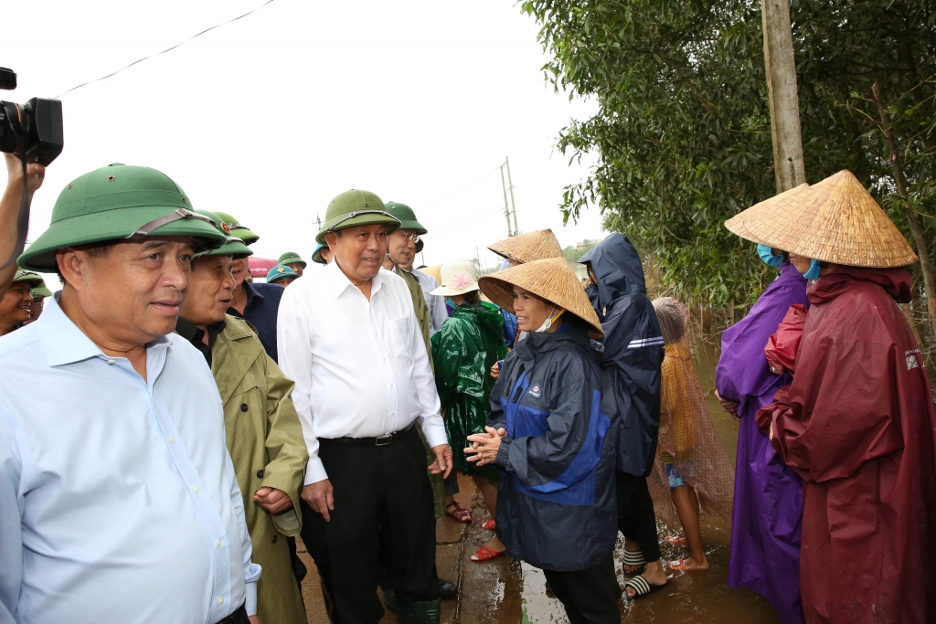 Phó Thủ tướng Trương Hòa Bình thị sát công tác khắc phục và động viên nhân dân xã Hải Định sớm ổn định cuộc sống. Ảnh: VGP/Lê Sơn