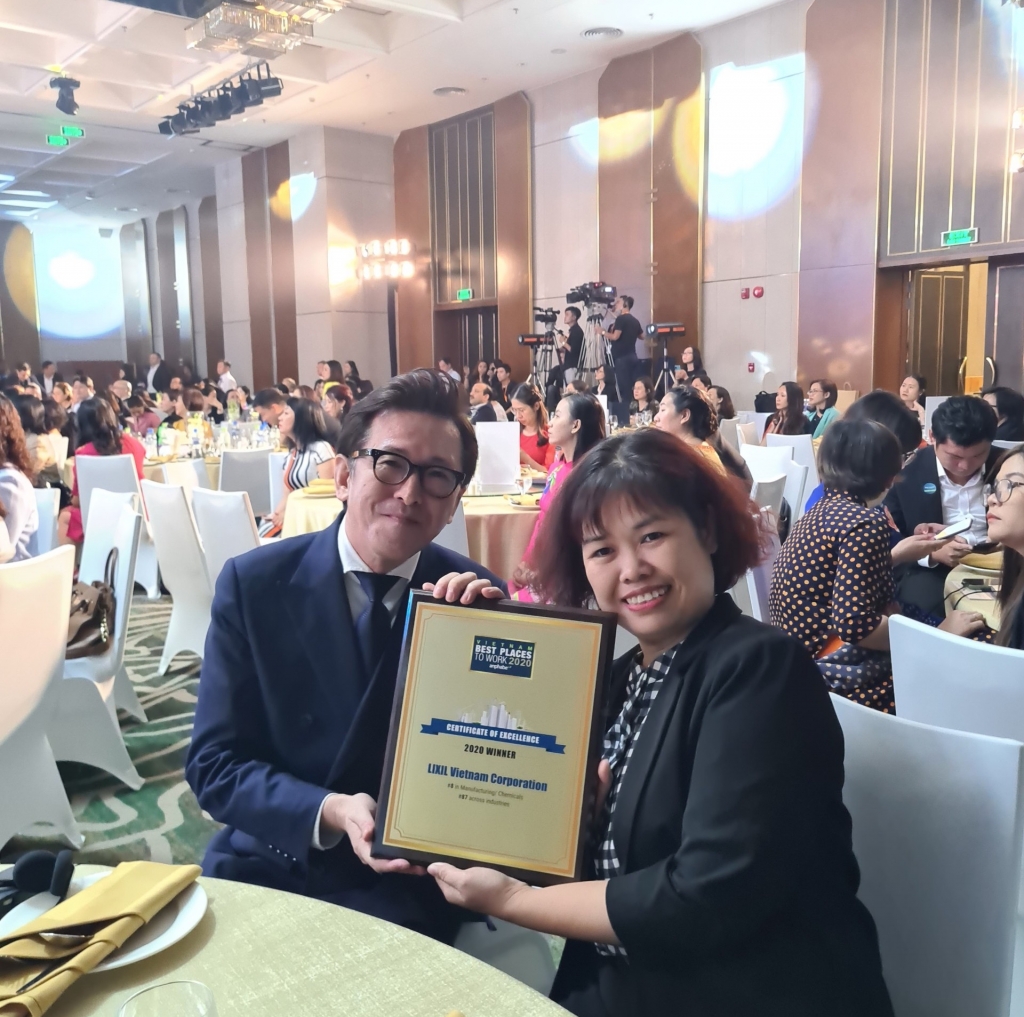 Ông Masahiko Hiramoto General Manager LIXIL Việt Nam và Bà Nguyễn Thị Thu Hương HR & GA Director LIXIL Việt Nam nhận giải thưởng Vietnam best places to work 2020