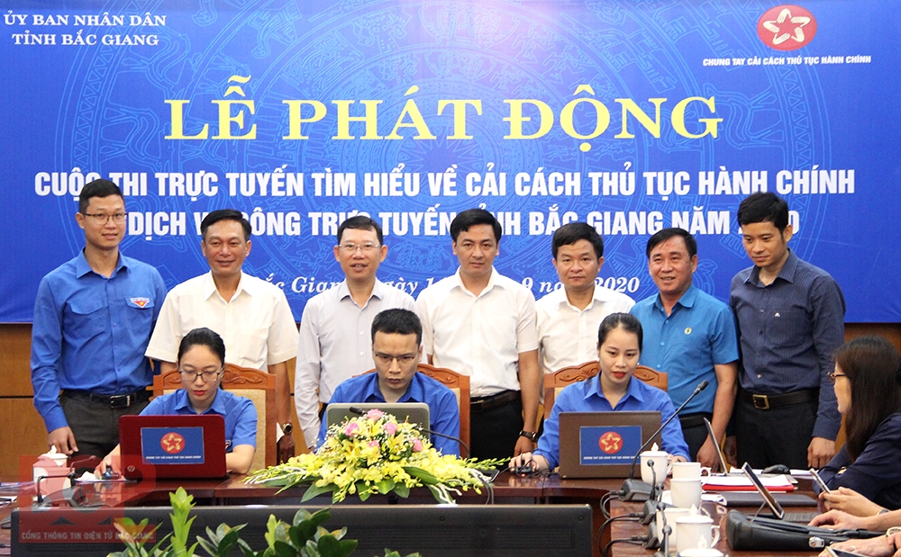 Phó Chủ tịch Thường trực UBND tỉnh Lê Ánh Dương cùng các đại biểu chứng kiến phần thi trải nghiệm của một số đoàn viên, thanh niên