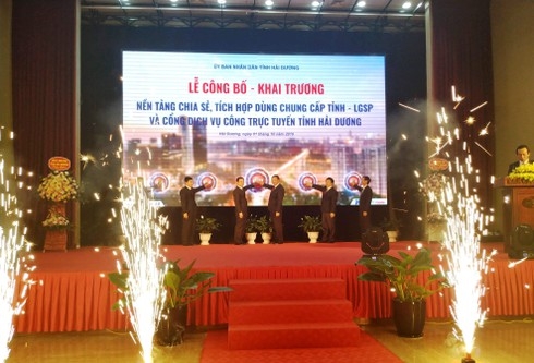  Các đồng chí lãnh đạo Bộ Thông tin và Truyền thông, tỉnh Hải Dương nhấn biểu tượng khai trương “Nền tảng chia sẻ, tích hợp dùng chung cấp tỉnh – LGSP và Cổng dịch vụ công trực tuyến tỉnh Hải Dương”