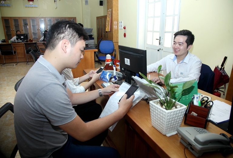 Người dân kiểm tra lại thông tin đã đăng ký qua mạng Internet khi nhận hồ sơ qua sử dụng dịch vụ bưu chính công ích tại Trung tâm Phục vụ hành chính công tỉnh