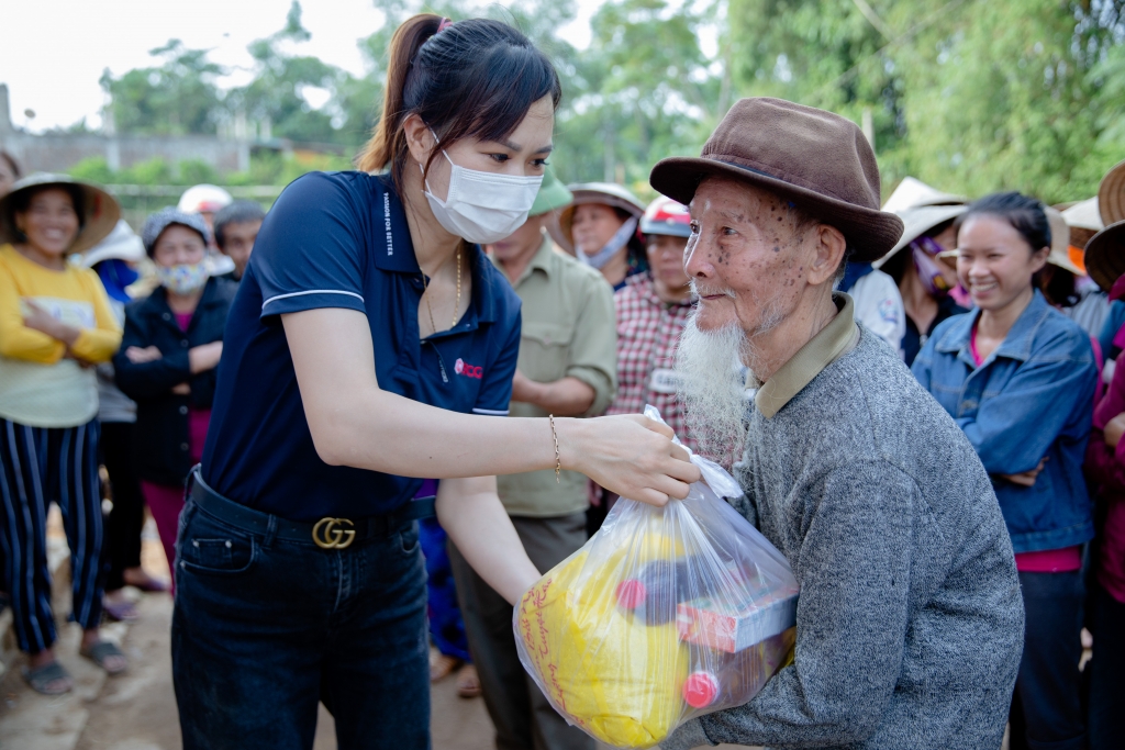 Những phần quà ý nghĩa này chính là nguồn động viên tinh thần to lớn đối với người dân địa phương chịu ảnh hưởng của thiên tai 