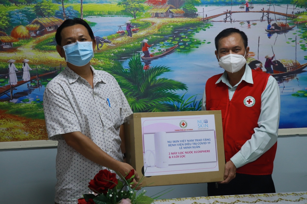 H6-Nu Skin trao tặng 2 thiết bị lọc nước Ecosphere và 4 lõi lọc cho Bệnh viện điều trị Covid-19 Lê Minh Xuân