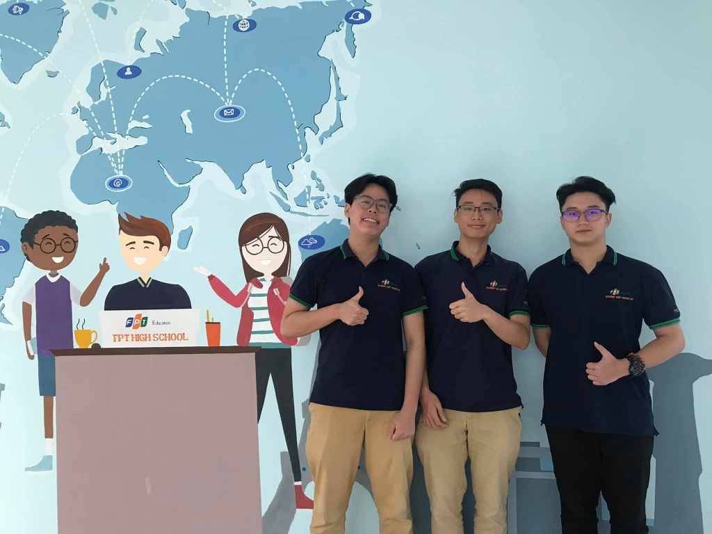 Đậu Hoàng Minh (phía trái hình) cùng đồng đội xếp thứ Năm tại cuộc thi lập trình Hello World Hackathon 2020