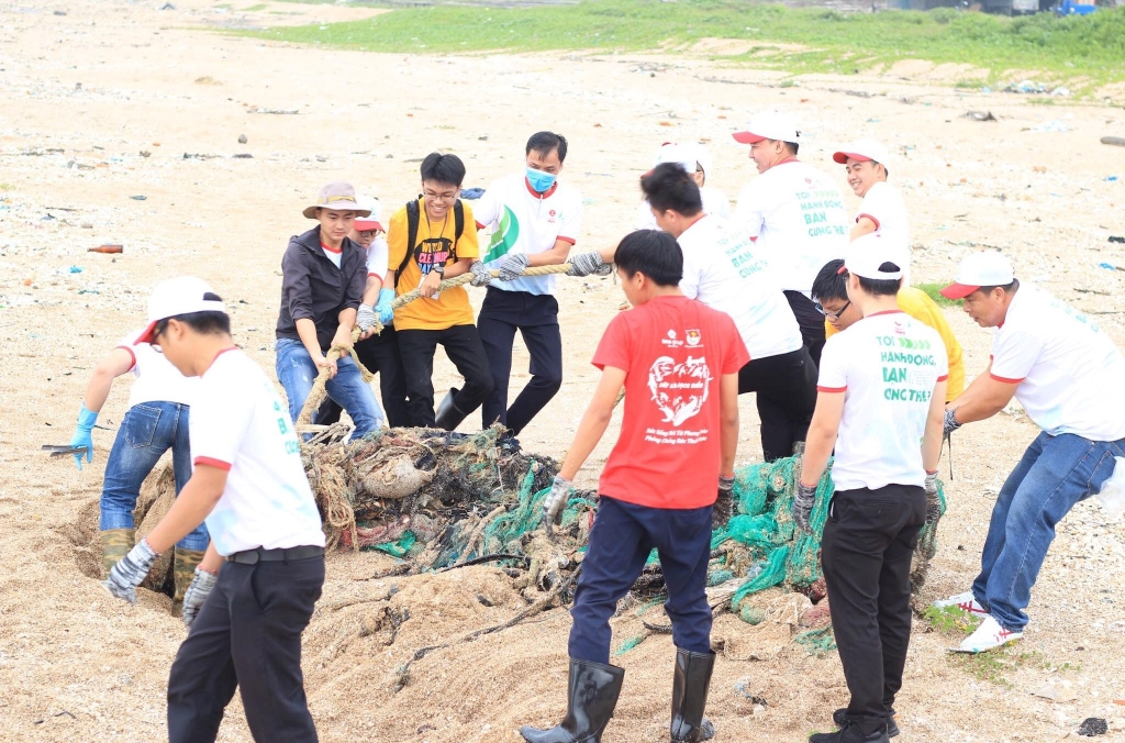 Thư cùng nhóm Let’s Do It Binhthuan tổ chức sự kiện World Cleanup Day 2019, thu hút hơn 200 người chung tay dọn rác tại bãi biển