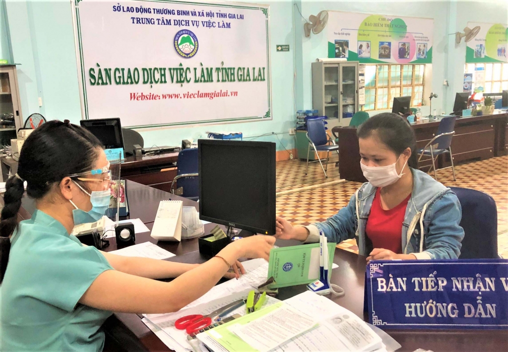 Cán bộ Trung tâm Dịch vụ việc làm tỉnh hướng dẫn người lao động làm hồ sơ hưởng trợ cấp thất nghiệp