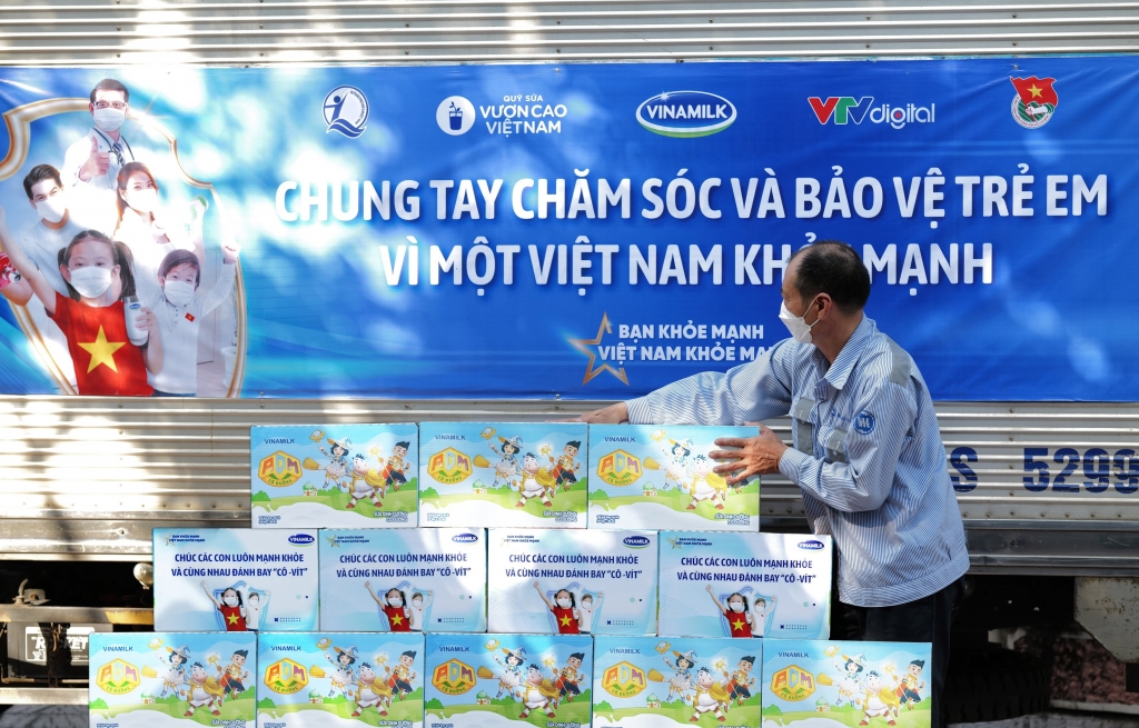 Những hộp sữa vẫn đều đặn được Vinamilk trao đến với trẻ em ngay trong giai đoạn giãn cách xã hội, hay tại các khu vực cách ly, phong tỏa