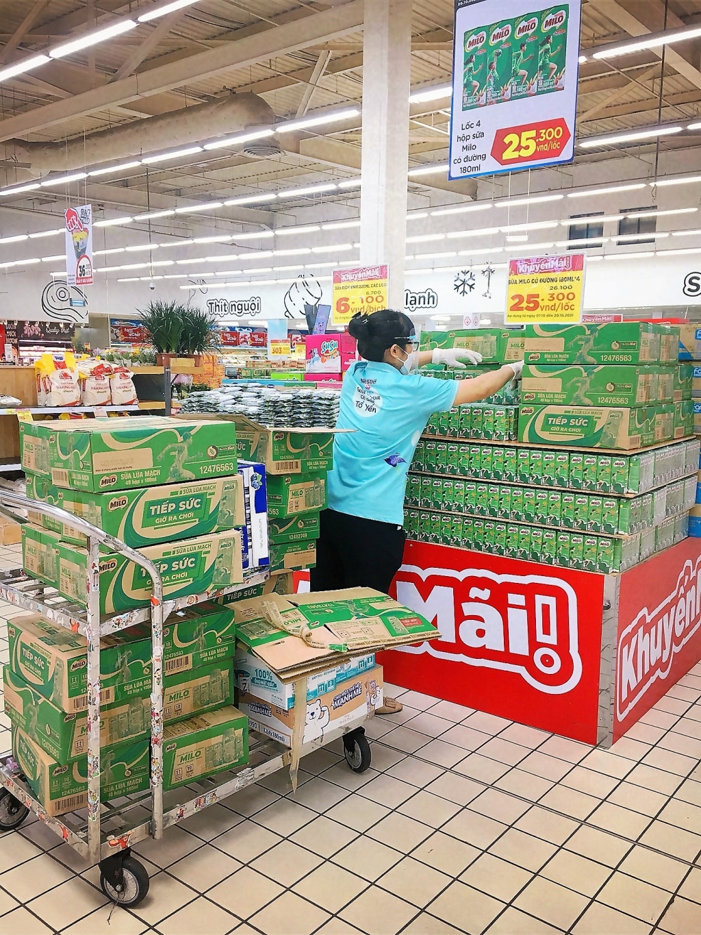 Nhân viên Nestlé nỗ lực duy trì dòng cung ứng, đưa sản phẩm đến các kênh phân phối