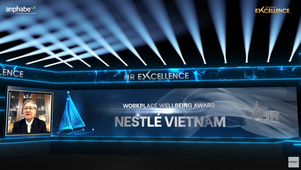 Ông Võ Tân Thành Phó Chủ tịch Phòng Thương mại và Công nghiệp Việt Nam vinh danh Nestlé Việt Nam trong buổi lễ trực tuyến chiều ngày 28