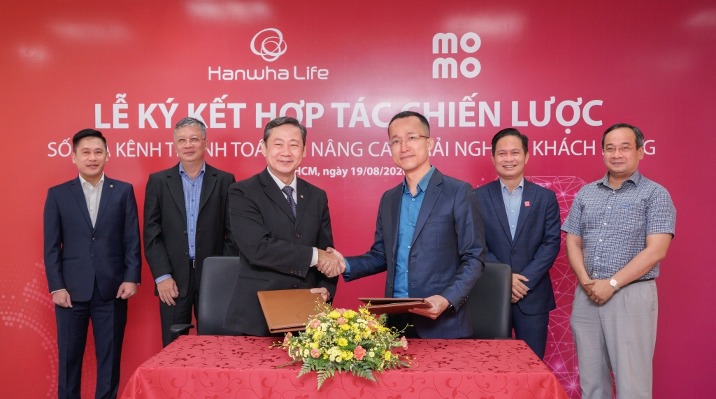 Hanwha Life Việt Nam đẩy mạnh hợp tác với các đối tác FinTech, trong đó có ví điện tử MoMo để nâng cao trải nghiệm khách hàng