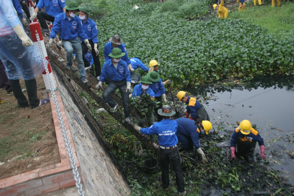 Thanh niên tình nguyện Thủ đô làm sạch lòng sông