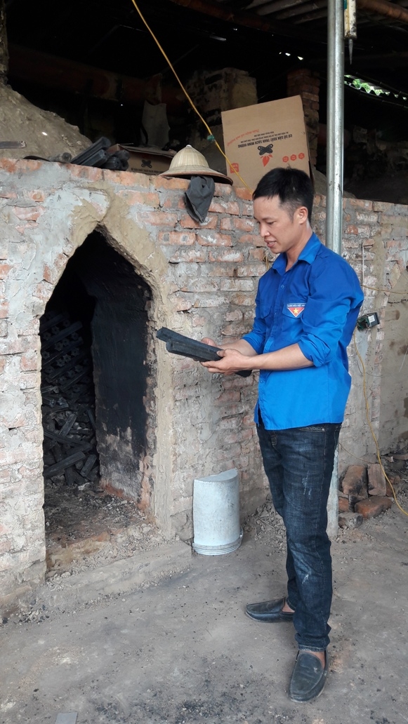 Anh Lý Văn Vương bên lò sản xuất than sạch