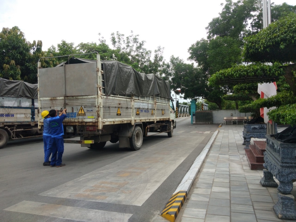 Công nhân làm việc trên dây chuyền xử lý rác thải Cổ phần Môi trường Thuận Thành