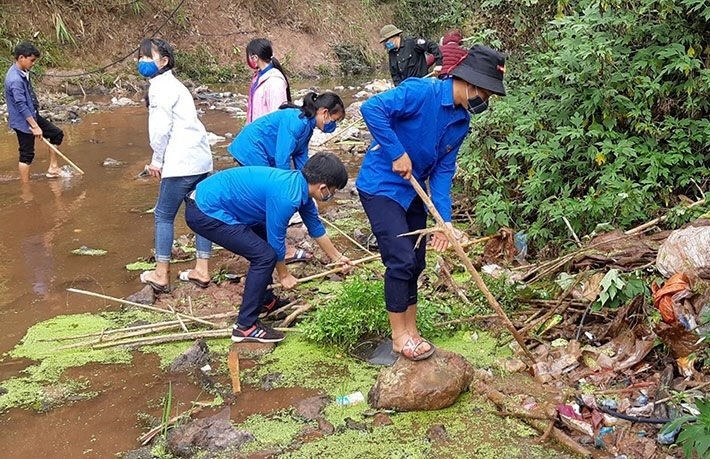 Ðoàn viên thanh niên huyện Nậm Pồ tham gia vệ sinh môi trường địa bàn xã Na Cô Sa