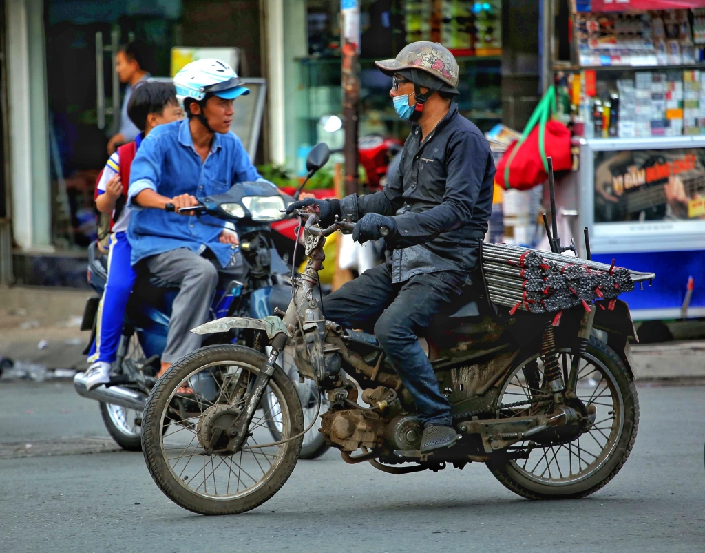 Nhiều chiếc xe máy quá “đát” vẫn tiếp tục lưu thông trên phố