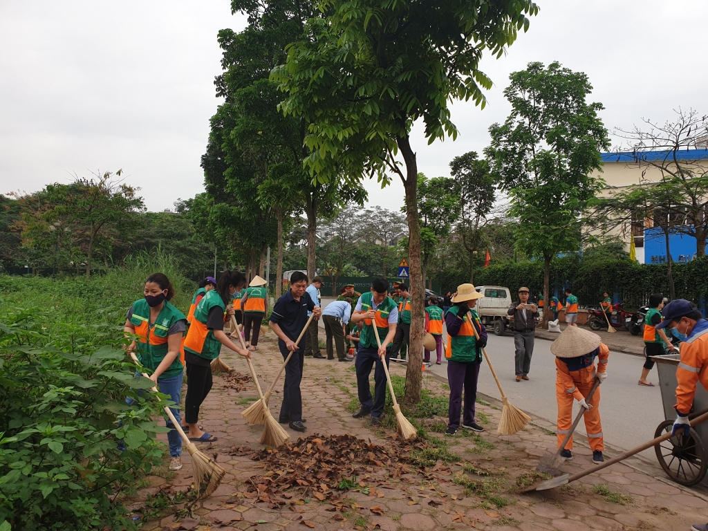 Hoạt động tổng vệ sinh môi trường của các CLB trên địa bàn quận Long Biên