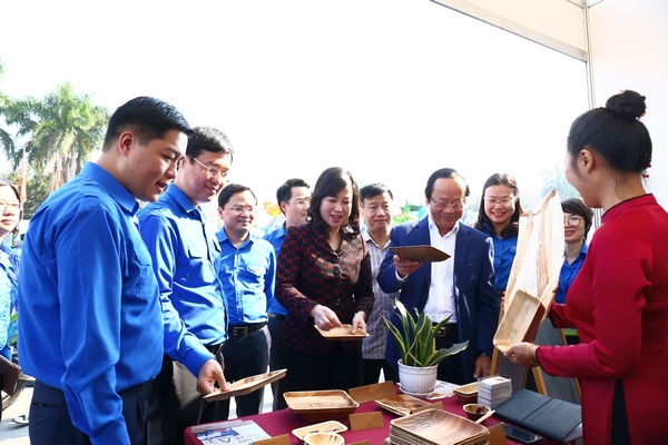 Triển lãm các sản phẩm 3R (Reduce Giảm thiểu - Reuse Tái sử dụng - Recycle Tái chế) giới thiệu các sản phẩm từ vật liệu thiên nhiên, thân thiện với môi trường của tuổi trẻ cả nước