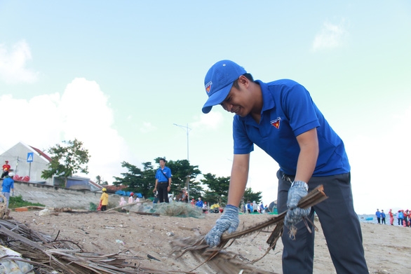Đoàn viên, thanh niên tham gia phủ xanh đồi trọc tại Thái Nguyên