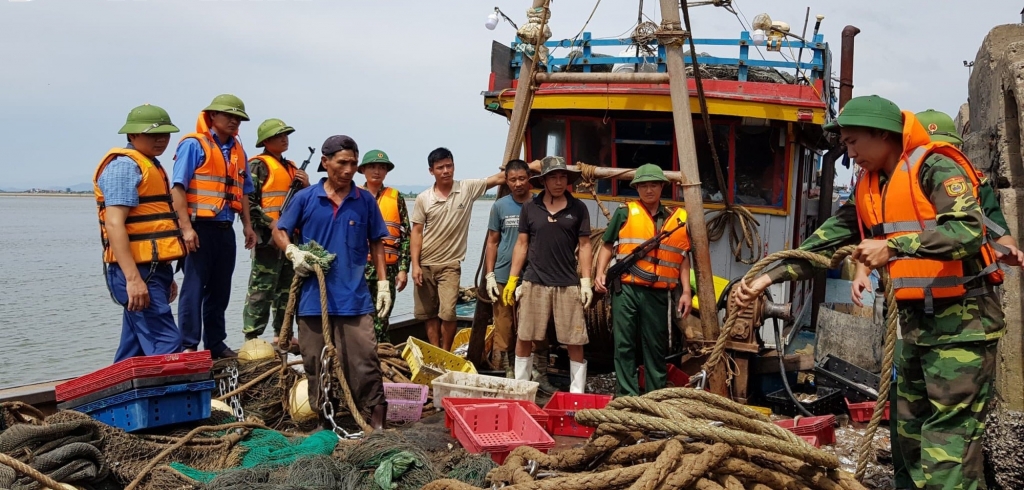 Lực lượng chức năng bắt giữ tàu dã cào tận diệt hải sản trên vùng biển Hà Tĩnh