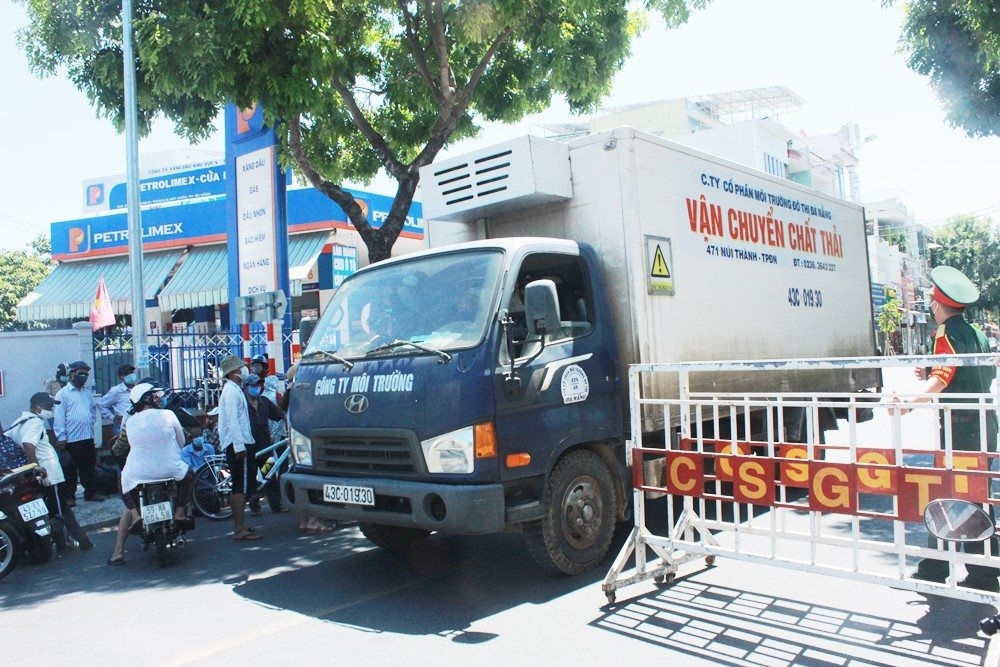 Đối với rác thải y tế từ các bệnh viện trên địa bàn thành phố Đà Nẵng, các tổ thu gom thực hiện nghiêm ngặt quy trình xử lý của Bộ Tài nguyên và Môi trường, Bộ Y tế