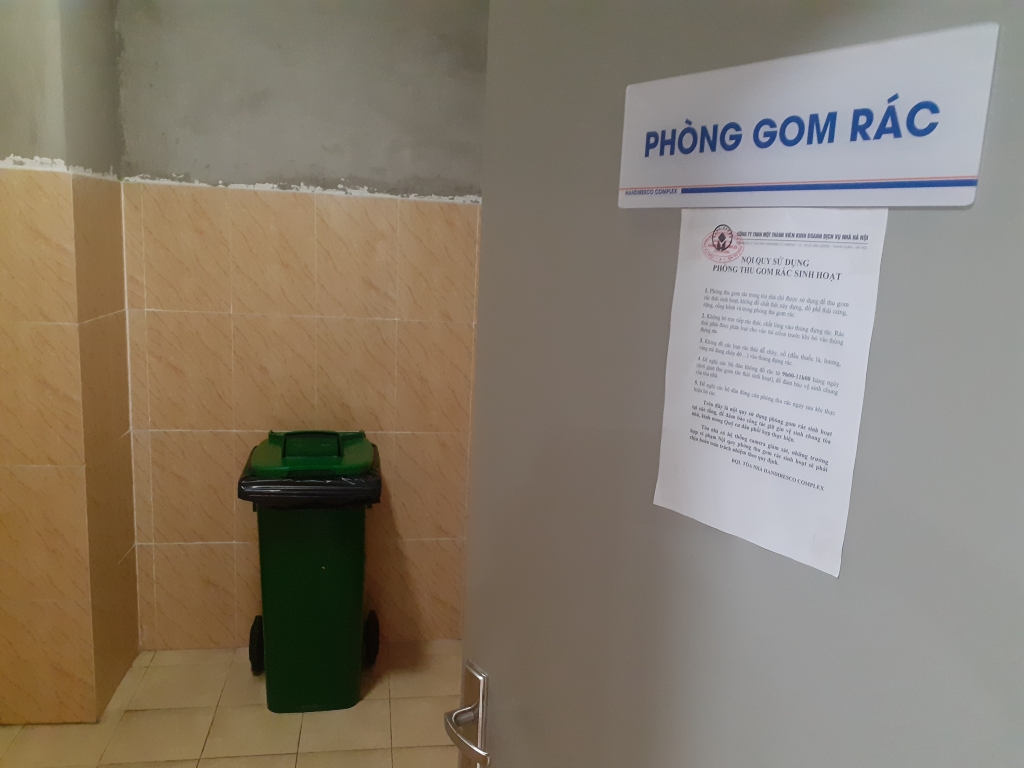 Phòng chứa rác thải của chung cư Handiresco Complex 31 Lê Văn Lương – Hà Nội được vệ sinh sạch sẽ, có hướng dẫn sử dụng rõ ràng nhằm phòng chống dịch Covid - 19