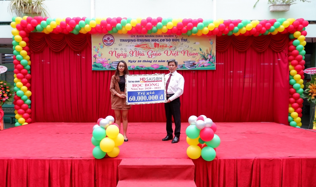 Đại diện HD SAISON trao tặng giá trị học bổng đến Ban giám hiệu nhà trường