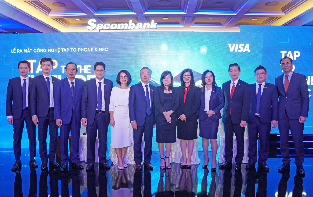 Các đại diện từ Ngân hàng Nhà nước, Sacombank, Visa, Dai-ichi, Tiki cùng chụp ảnh kỷ niệm