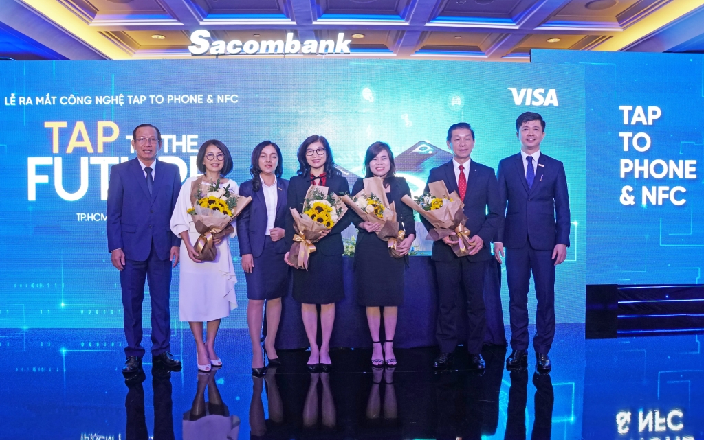 Đại diện Ngân hàng Nhà nước chi nhánh TP HCM, đại diện Visa, đại diện Sacombank, đại diện Dai-ichi, đại diện Tiki nhận hoa kỷ niệm