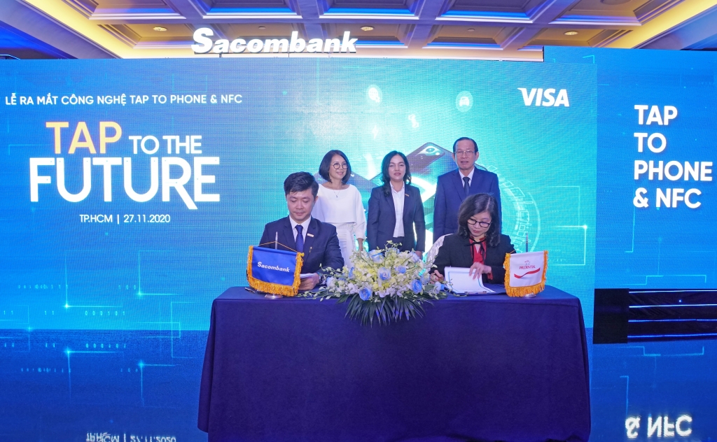 Đại diện Sacombank và đại diện Dai-ichi cùng ký kết hợp tác