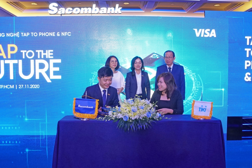 Đại diện Sacombank và đại diện Tiki ký kết hợp tác