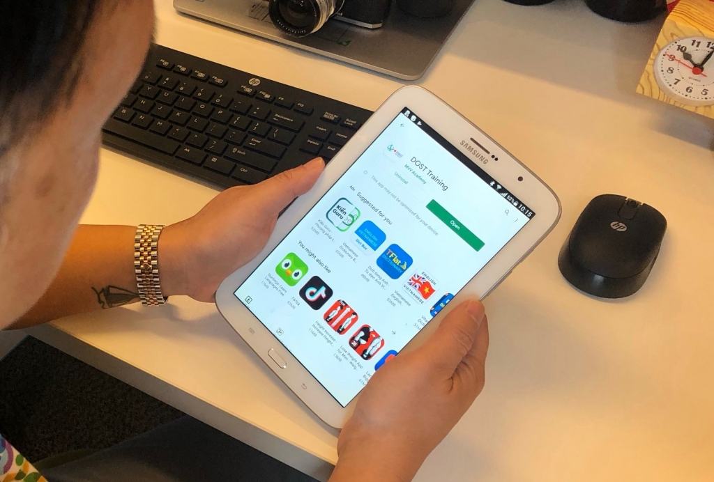 Ứng dụng DOST Training có thể cài đặt miễn phí trên Android và iOS. 