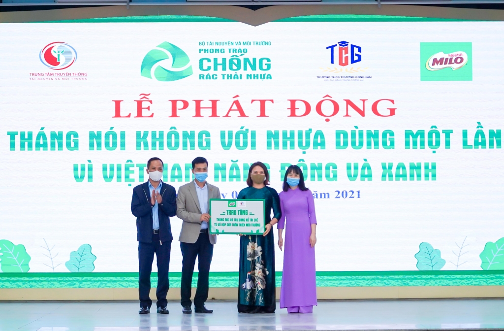 Đại diện Trung tâm Truyền thông Tài nguyên và Môi trường và Nestlé MILO trao tặng thùng rác và trụ bóng rổ tái chế từ vỏ hộp sữa thân thiện môi trường